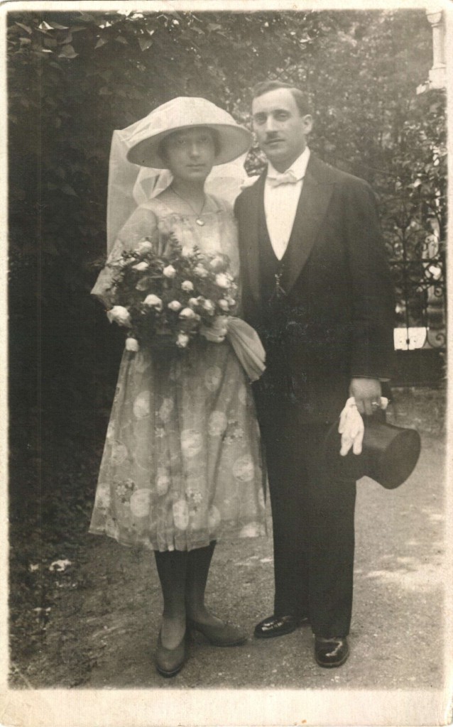 Vilém a Arnoštka Munkovi - svatební fotografie na zahradě u synagogy v Olomouci